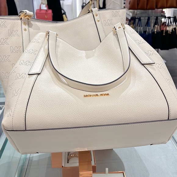 MICHAEL KORS ARLO LARGE GRAB BAG SHOULDER TOTE MK LEATHER GOLD~2 BAGS IN 1
NWT - Picture 12 of 16